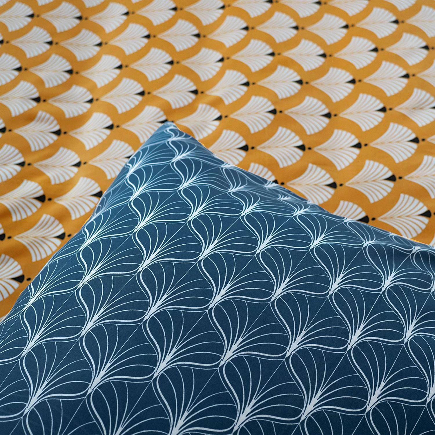 Parure De Lit Réversible 2 Places Imprimé Fleurs De Lotus En Microfibre 6 Parure De Lit Réversible 2 Places Imprimé Fleurs De Lotus En Microfibre – Image 4