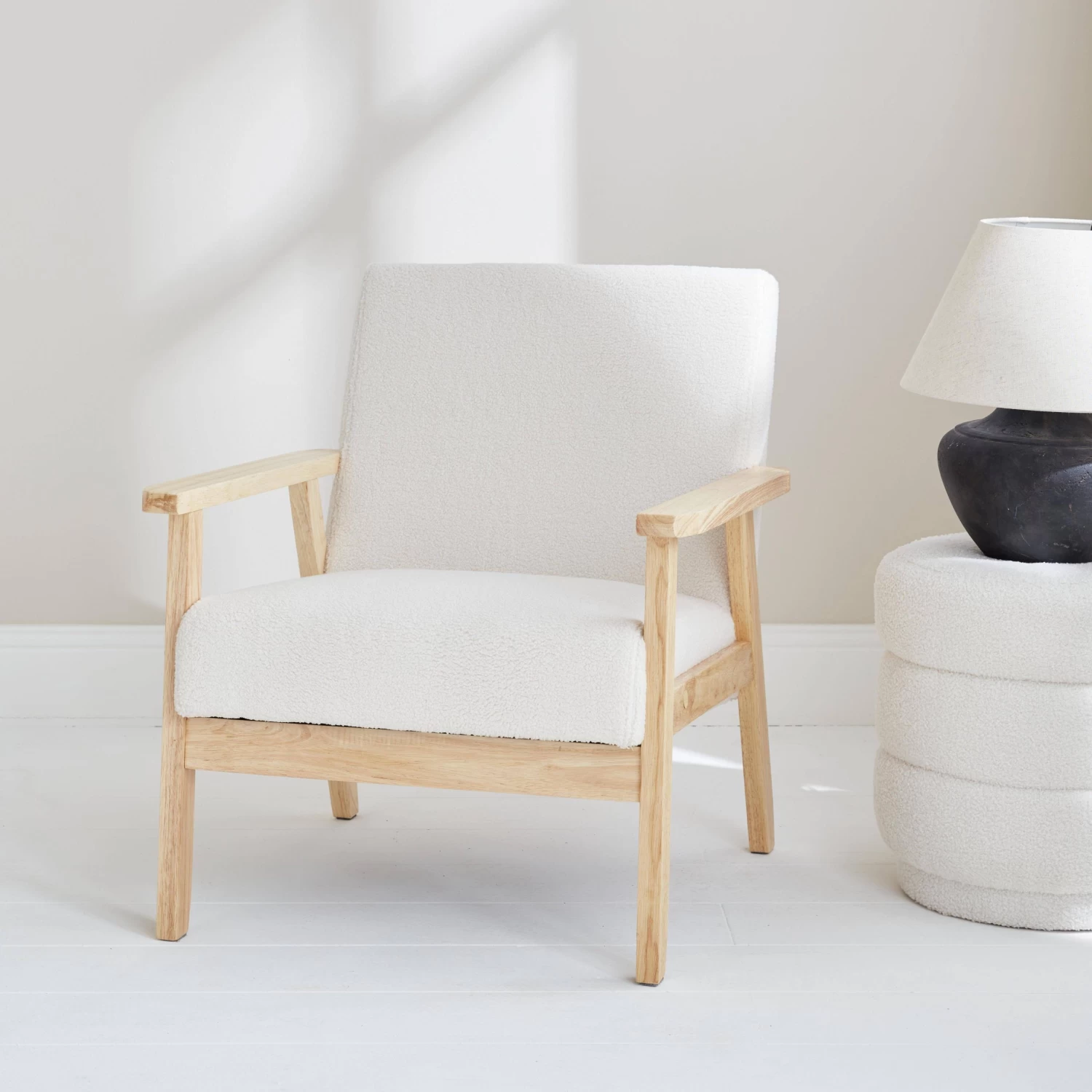 Fauteuil Scandinave Bouclettes Et Bois D'hévéa 3 Fauteuil Scandinave Bouclettes Et Bois D'hévéa